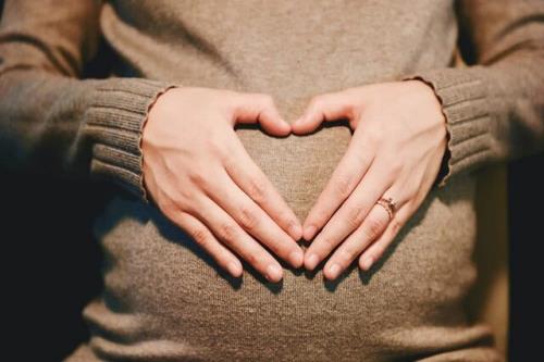 دلیل لگد زدن جنین چیست؟