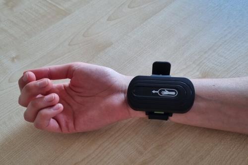 توقف علایم بیماری تورت با کمک یک دستبند هوشمند